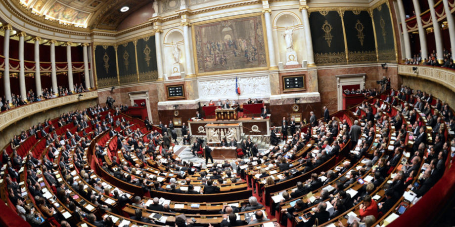 Épargner quand la politique part dans tous les sens : ce que je regarde avant de faire un virement
